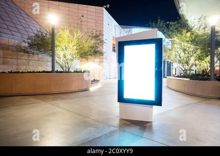 Blank billboard sur vide en marbre sur Square de nuit en ville Banque D'Images