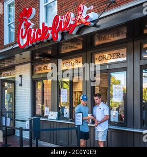 Des étudiants de l'université de Géorgie commandent Chick-fil-A à une fenêtre dans le centre-ville d'Athènes, en Géorgie, directement en face du campus de l'UGA. (ÉTATS-UNIS) Banque D'Images