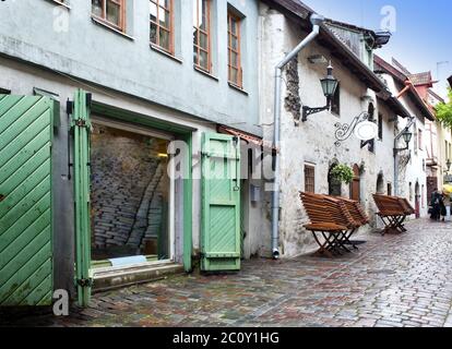 Le passage Sainte Catherine - allée un peu dans la vieille ville de Tallinn, Estonie. Banque D'Images