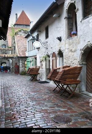 Le passage Sainte Catherine - allée un peu dans la vieille ville de Tallinn, Estonie. Banque D'Images