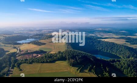 12 juin 2020, Rhénanie-Palatinat, Gemünden: Le Gemündener Maar (r), en arrière-plan, le Totenmaar (Weinfelder Maar) peut être vu. Des photographies aériennes prises avec un chercheur de drone ont mesuré que la terre là est levée et est également poussée vers l'extérieur par le dessous. Cependant, les experts ne voient pas le danger d'une éruption imminente. (À dpa 'une nouvelle étude prouve: Sous l'Eifel est encore bouillant') photo: Thomas Frey/dpa Banque D'Images