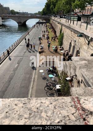 Paris, France. 11 juin 2020. Vue du Pont notre-Dame aux rives de la Seine. Les places fortes touristiques françaises se préparent pour les vacanciers d'autres pays européens. Crédit : Julia Naue/dpa/Alay Live News Banque D'Images