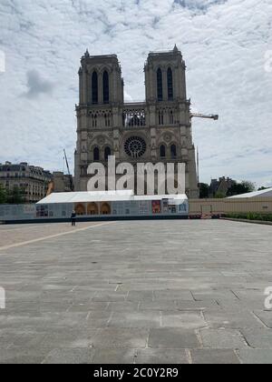 Paris, France. 11 juin 2020. La piste rouverte de la cathédrale notre-Dame. Les places fortes touristiques françaises se préparent pour les vacanciers d'autres pays européens. Crédit : Julia Naue/dpa/Alay Live News Banque D'Images