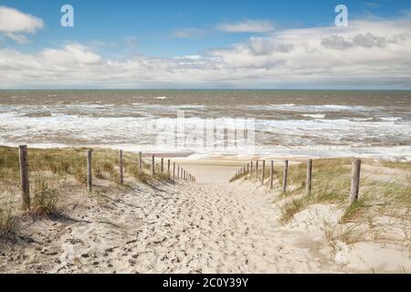 chemin de sable vers la plage de la mer par beau temps Banque D'Images