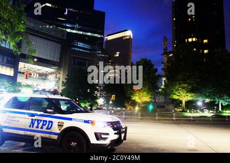11 juin 2020, New York, New York, États-Unis : la police de New York surveille la statue de Christophe Colomb qui surplombe le cercle de Colomb à Manhattan. Le monolithe de Midtown de 75 mètres est entouré de portes et entouré de quinze véhicules de police de nuit et de jour. Un autre monument de Columbus est également observé à Central Park. Les questions sur la suppression des statues dédiées à l'explorateur italien ont proliféré à la lumière du mal qu'elles ont fait aux autochtones tandis que quelques personnages confédérés ont été enlevés. Une statue de Columbus a été tirée et jeté dans un lac à Richmond, en Virginie, et un a été décapité Banque D'Images