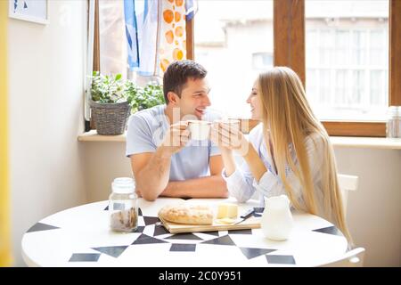 Un couple mignon prenant le petit déjeuner dans la cuisine Banque D'Images