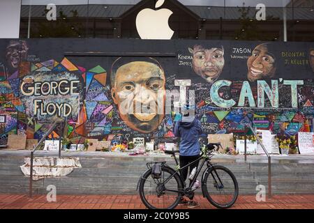 L'Apple Store embarqué dans Pioneer place du centre-ville de Portland, qui est devenu des toiles non officielles pour des manifestations pacifiques, vu vendredi 6/12/2020. Banque D'Images