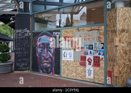 La place Pioneer à bord dans le centre-ville de Portland, Oregon, qui est devenue des toiles de protestation, vu le vendredi 12 juin 2020. Banque D'Images