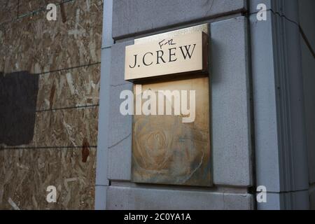 Le panneau J.Crew est visible à l'extérieur du magasin J.Crew embarqué dans Pioneer place du centre-ville de Portland, le vendredi 12 juin 2020, dans le cadre de la manifestation en cours. Banque D'Images