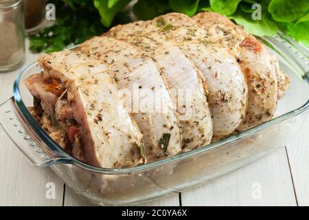 Porc cru mariné farci aux tomates séchées et d'autres produits de viande prêts à rôtir Banque D'Images