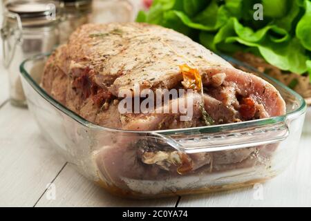 Porc cru mariné farci aux tomates séchées et d'autres produits de viande prêts à rôtir Banque D'Images