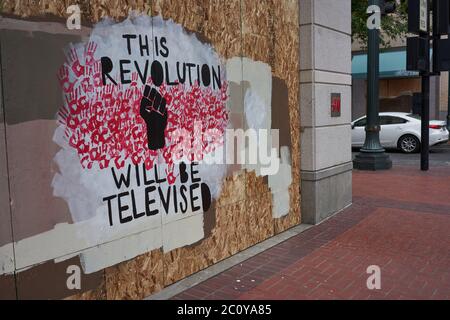 Le magasin H&M embarqué dans le centre-ville de Portland, Oregon, qui est devenu des toiles de protestation, vu le vendredi 12 juin 2020. Banque D'Images