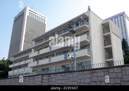 Hong Kong, Hong Kong, Chine. 12 juin 2020. L'Armée populaire de libération (ALP) Garrison de Hong Kong. L'Armée populaire de libération chinoise (ALP) est responsable des tâches de défense dans la région administrative spéciale de Hong Kong (RAS) après le transfert de la souveraineté de Hong Kong en Chine en 1997. La garnison est proche de la zone financière de Hong Kong et des bureaux du gouvernement. Crédit : Jayne Russell/ZUMA Wire/Alay Live News Banque D'Images