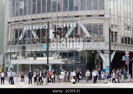 Les gens qui attendent de traverser le point de repère de Shibuya se bousculent pour traverser. Beaucoup portent des masques faciaux pendant l'épidémie de coronavirus. Banque D'Images