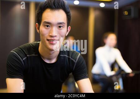 Les jeunes gens qui travaillent à l'asiatique de sport moderne Banque D'Images