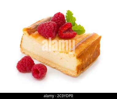 Cheesecake avec framboises fraîches isolées . Banque D'Images