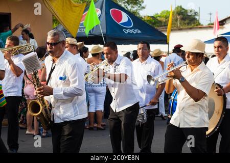 Musiciens à 'El Desfile de las Mil Polleras' (mille polleras), Las Tablas, province de Los Santos, République du Panama. Banque D'Images