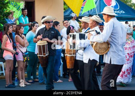 Musiciens à 'El Desfile de las Mil Polleras' (mille polleras), Las Tablas, province de Los Santos, République du Panama. Banque D'Images