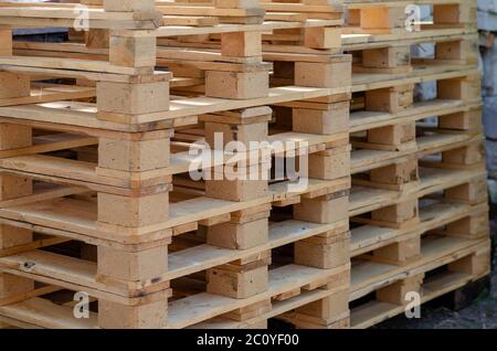 Vider les palettes en bois à l'extérieur. Une pile de palettes pour faciliter le transport et la protection de divers produits. Logistique et emballage moderne. Sélectif f Banque D'Images