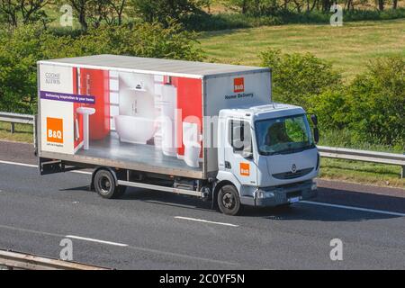 B&Q B & Q BQ Briy Store livraison à domicile ; livraison de camions de transport, camion, transport, camion, transporteur de fret, véhicule, industrie européenne du transport commercial HGV, M6 à Manchester, Royaume-Uni Banque D'Images