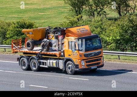 Entrepreneurs du bâtiment Lowther & Dawson ; camions de livraison de transport, camions, transport, camions, Porte-bagages, véhicule Volvo FM, industrie européenne du transport commercial HGV, M6 à Manchester, Royaume-Uni Banque D'Images