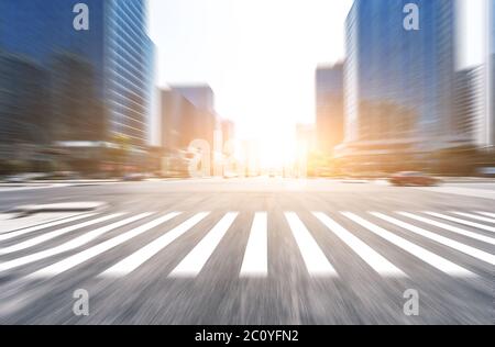 La circulation sur route près de l'intersection des immeubles de bureaux modernes au lever du soleil Banque D'Images