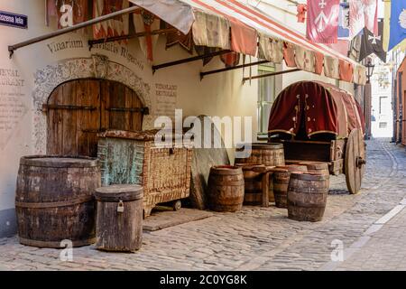 Wagon moyen-âge, tonneaux en bois et coffre lourd près du restaurant médiéval de la vieille ville. Banque D'Images