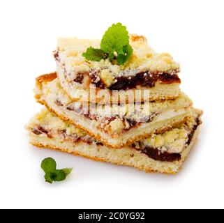 Gâteau crumble avec prune isolé . Banque D'Images