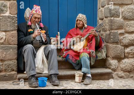 Deux aveugles péruviens avec des vêtements traditionnels jouant flûte et mandoline dans la rue de Cusco, Banque D'Images