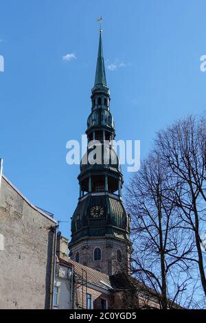 Tour de l'église Saint-Pierre avec sphère et coq au sommet du clocher Banque D'Images