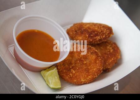 Beignets de crabe servis avec source et citron Banque D'Images