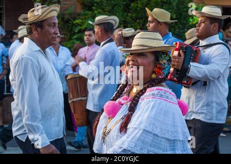 Hommes et femmes à 'El Desfile de las Mil Pollaeras' (mille polleras), Las Tablas, province de Los Santos, République du Panama. Banque D'Images