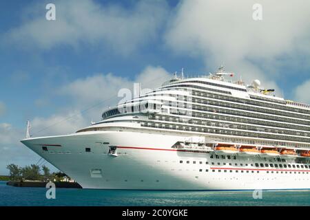 Bateau de croisière amarré au port de la Bahamas Banque D'Images