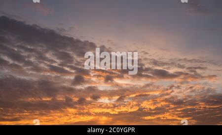 Fond de ciel coloré naturel pendant l'heure du coucher du soleil. Panorama haute résolution Banque D'Images