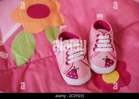 Chaussures rose pour petite fille Banque D'Images