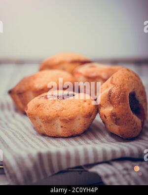 Recette de muffin de base. Gâteau au muffin cuit aux bananes flocons d'avoine sur fond blanc. Banque D'Images