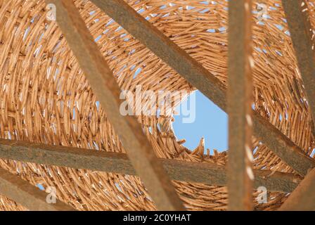 Wicker metal vintage parapluie sur un fond de ciel bleu, fragment Banque D'Images