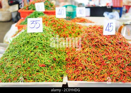 Rouge et vert Chilis vendus sur le marché Banque D'Images