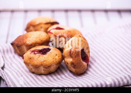 Recette de muffin de base. Gâteau au muffin cuit aux bananes flocons d'avoine sur fond blanc. Banque D'Images