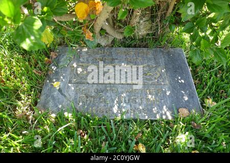 Hollywood, Californie, États-Unis 12 juin 2020 UNE vue générale de l'atmosphère de la tombe du réalisateur John Huston au cimetière Hollywood Forever le 12 juin 2020 à Hollywood, Californie, États-Unis. Photo par Barry King/Alay stock photo Banque D'Images