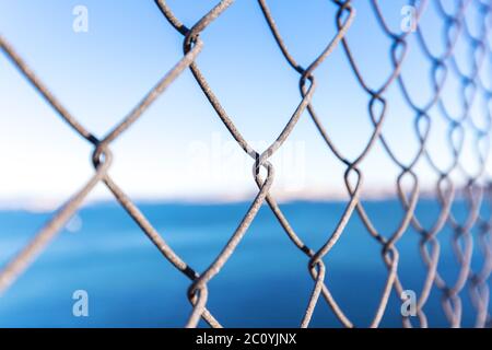 Filet en acier avec paysage de mer au ciel bleu Banque D'Images