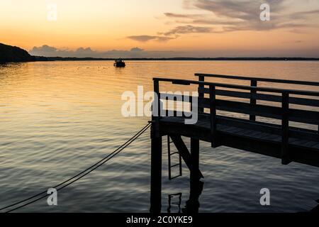 Jetée en bois sur la mer Baltique pendant un beau coucher de soleil coloré Banque D'Images