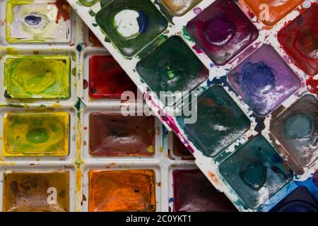 Art en bois avec palette et pinceaux peinture isolated on white Banque D'Images