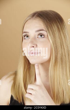 Blonde belle jeune femme dans la posture réfléchie Banque D'Images