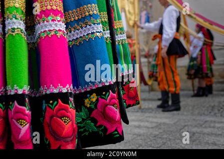 Les femmes et les jeunes filles portant des costumes folkloriques régionaux de la région de Lowicz en Pologne pendant la procession annuelle de Corpus Christi Banque D'Images