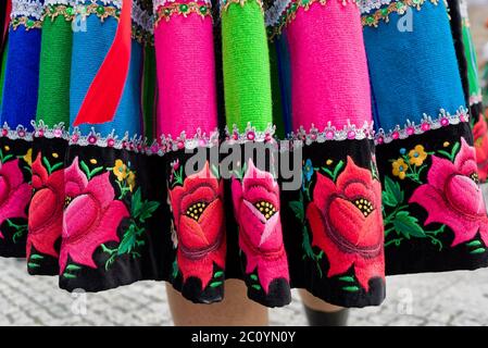 Les femmes et les jeunes filles portant des costumes folkloriques régionaux de la région de Lowicz en Pologne pendant la procession annuelle de Corpus Christi Banque D'Images