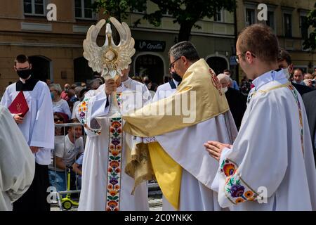 Lowicz, Pologne - juin 11 2020 : un polonais non identifié portant le costume national traditionnel de Lowicz, tout en rejoignant le corpus Christi procession Banque D'Images