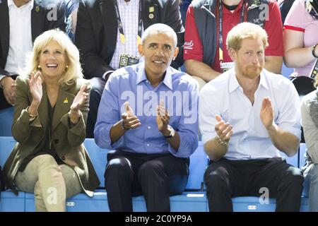 QUIZ PHOTO qui est le personnage de haut profil qui a été retiré de cette image assis à côté du prince Harry pendant les Jeux Invictus de 2017 qui se tiennent à Toronto, Canada RÉPONSE : L'ancien président des États-Unis Barack Obama le prince Harry assiste au ballon de basket de chaise de roue au stade Pan AM dans le cadre des jeux Invictus avec: Jill Biden, Barack Obama, Prince Harry où: Toronto, Canada quand: 29 sept 2017 crédit: Euan Cherry/WENN.com avec: Jill Biden, Barack Obama, Prince Harry où: Toronto, Canada quand: 29 sept 2017 crédit: Euan Cherry/WENN Banque D'Images