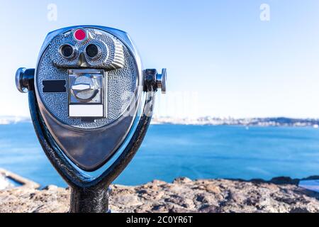 Télescope touristique avec vue sur la mer à San Francisco aux beaux jours Banque D'Images