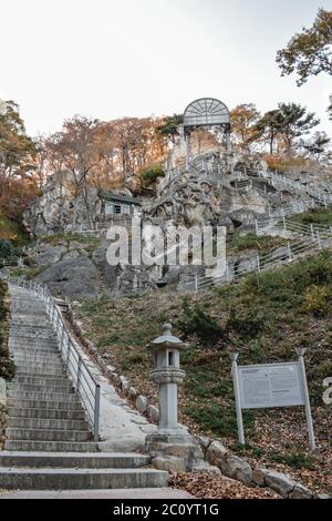 Escalier en pierre au Grand Bouddha gravé dans une pierre du temple de Golgulsa en Corée du Sud Banque D'Images